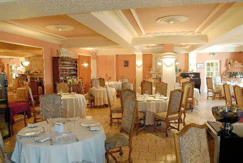 Logis Hôtel Restaurant Aux Maisons