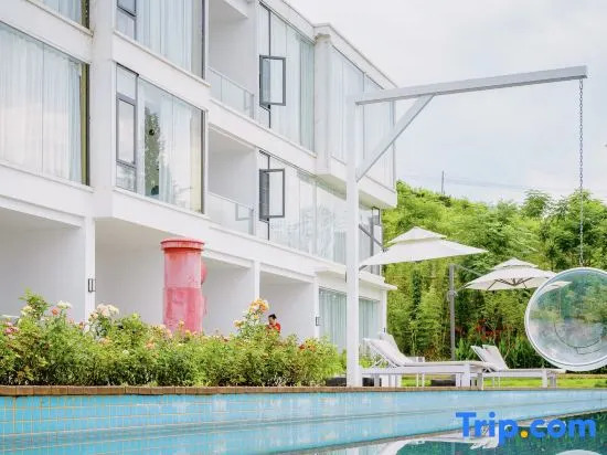 The mountain and the water embrace the Pleasant Bay Homestay