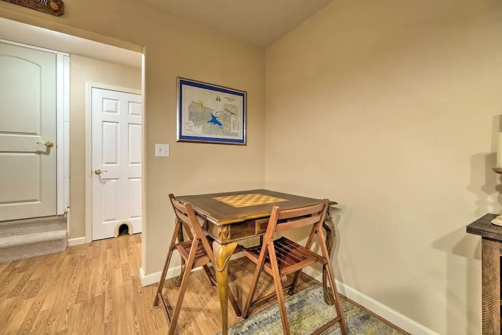 Beautiful Wooded Escape, Half-mi to Pine Mtn Lake!