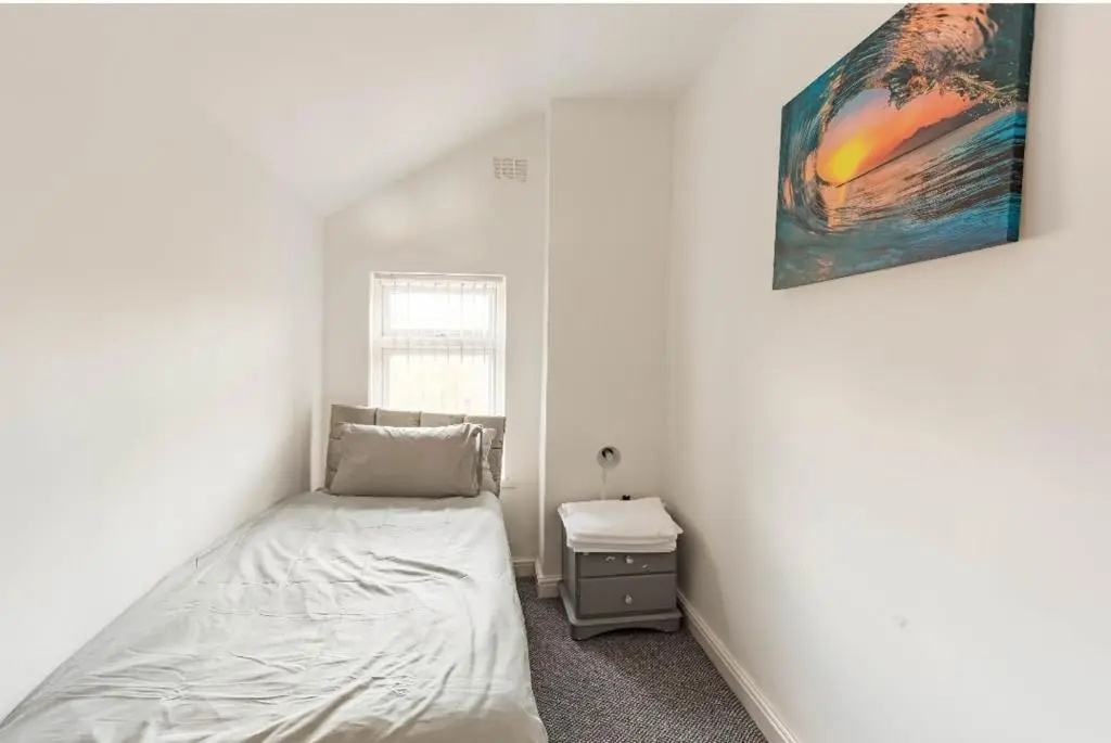 BIRMINGHAM SOUTHFIELD HOUSE 3 BEDROOMS WITH 7 BEDS great motorway links M5 M6 M42 A38 A34