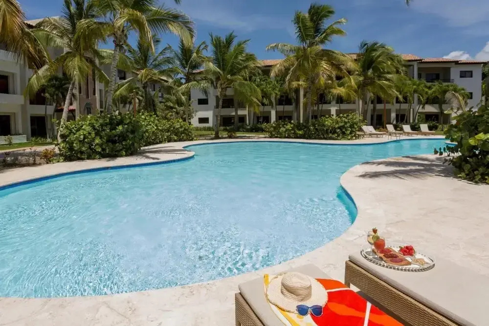 Cozy 2-bedroom Apartment in Private Complex With Pool With Free Shuttle to the Beach