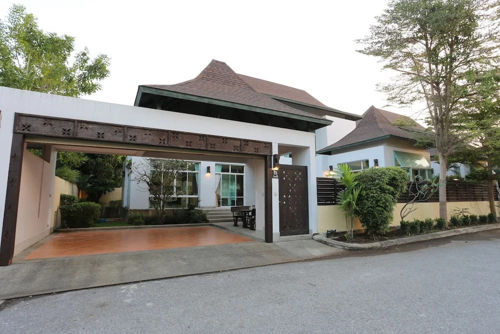 AnB Pool Villa 3BR Glass House in Pattaya