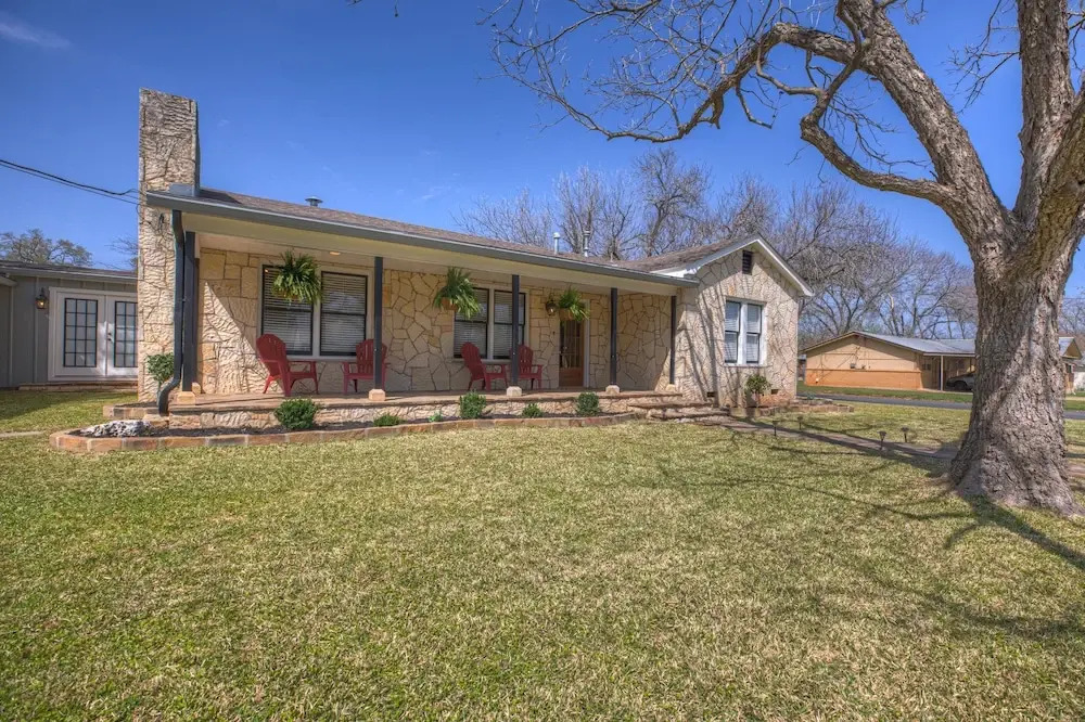 Upscale Home 15 Min Walk to Main St. With Grill!