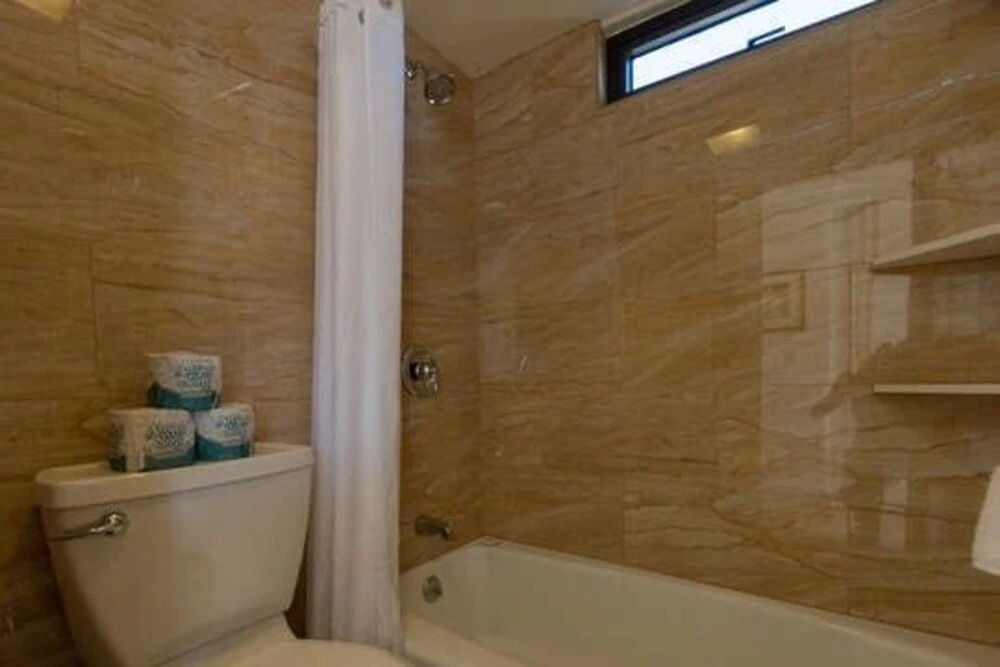 37th Floor Condo with Sweeping Ocean Views & Free parking!
