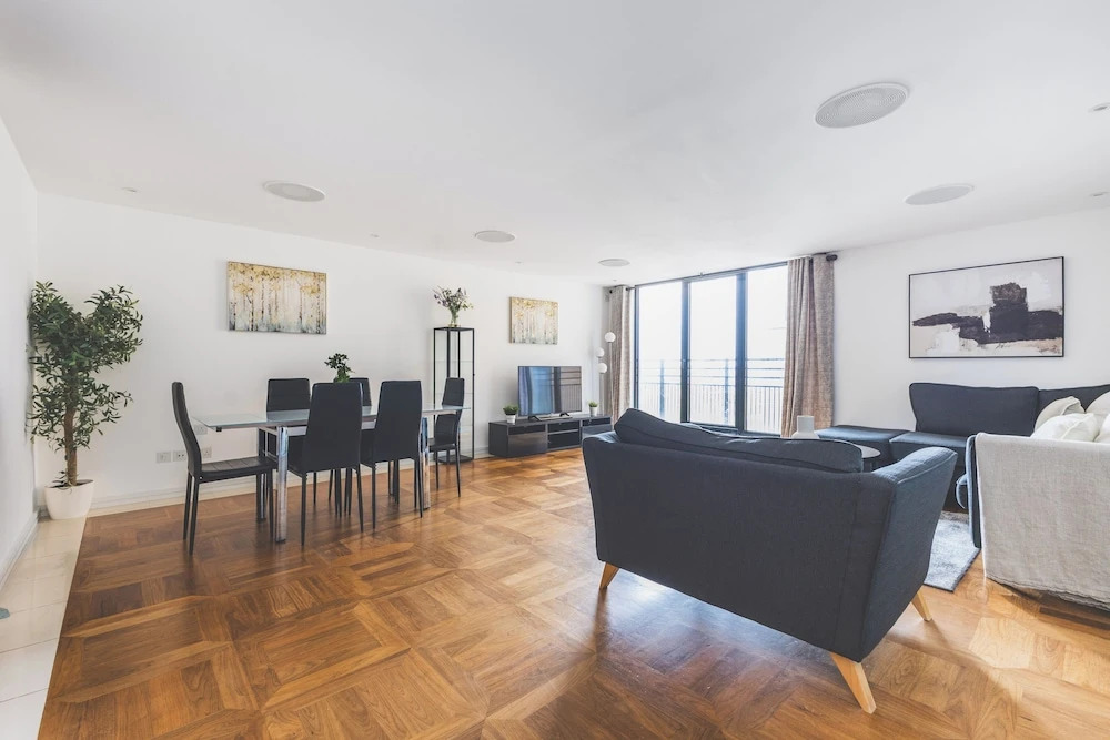 Spacious 3 Bedroom Flat in Kensington