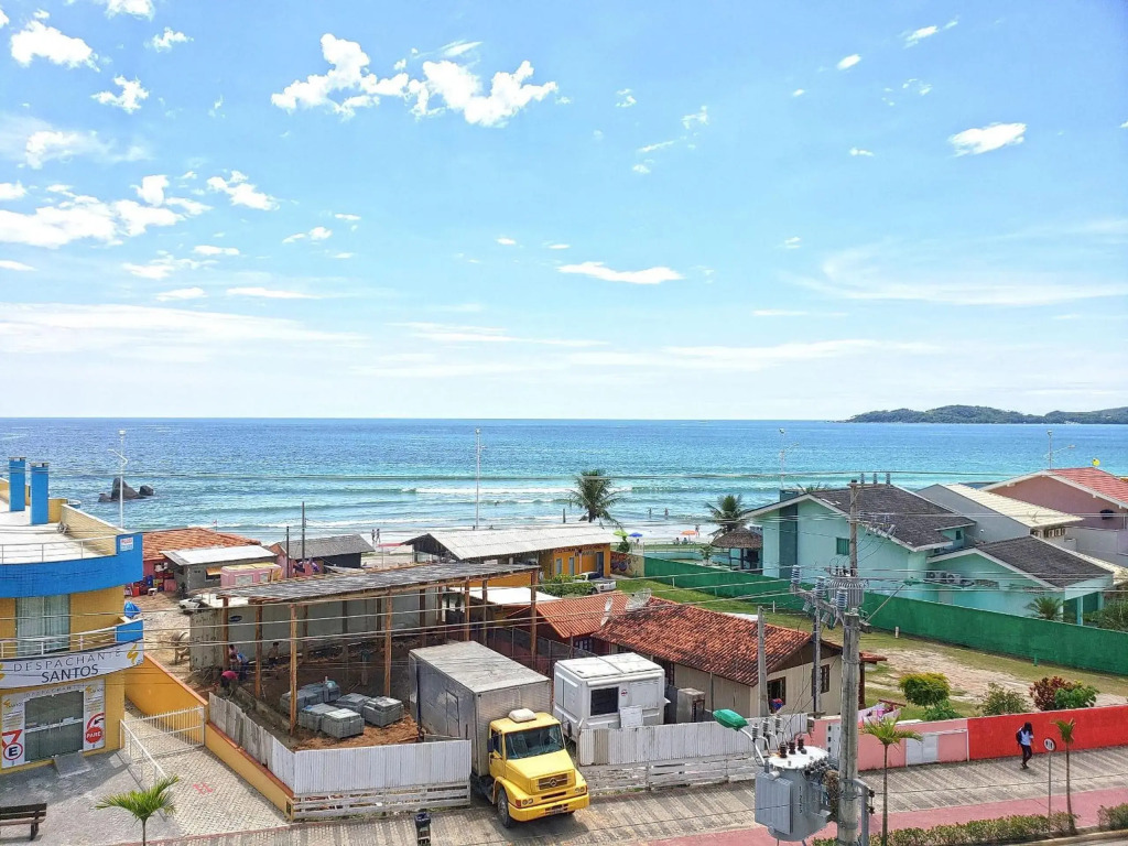 136 - Com vista para o Mar, Apto com 03 dormitórios na Praia de Bombas
