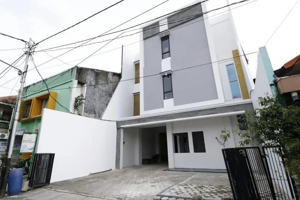 RedDoorz Plus Syariah near Mall Pondok Indah