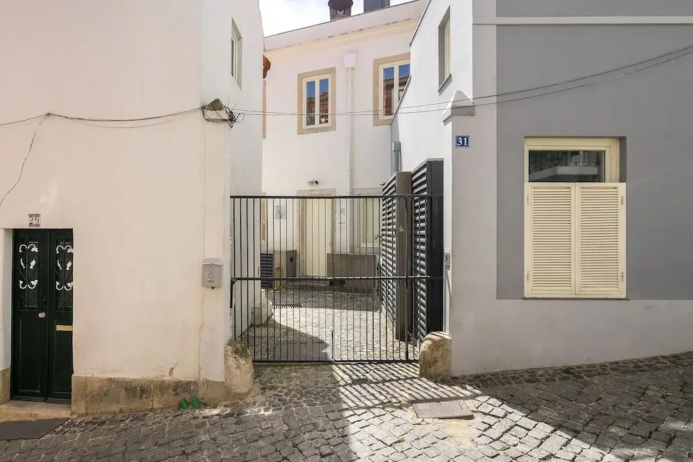 Alfama 2-Bed Minimalist Retreat For Digital Nomads & Remote Workers
