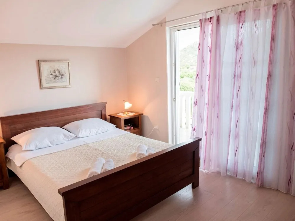 Villa with with 5 apartments in Peracko Blato