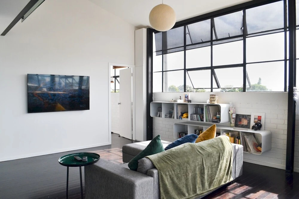 Stylish 2 Bedroom Loft Apartment With Parking