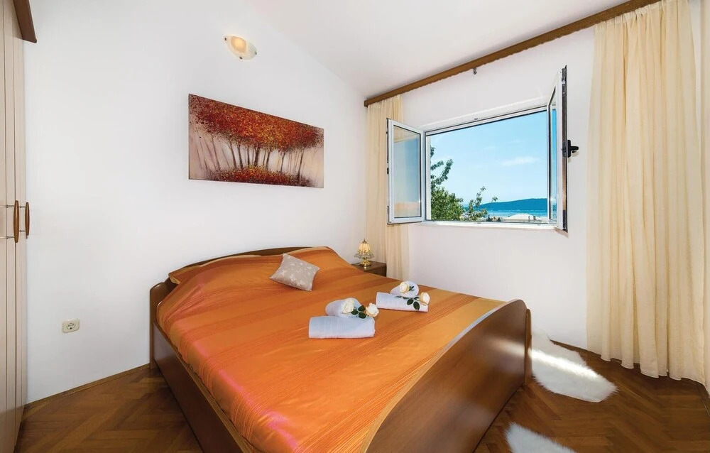 Four-Bedroom Holiday Home In Kastel Gomilica