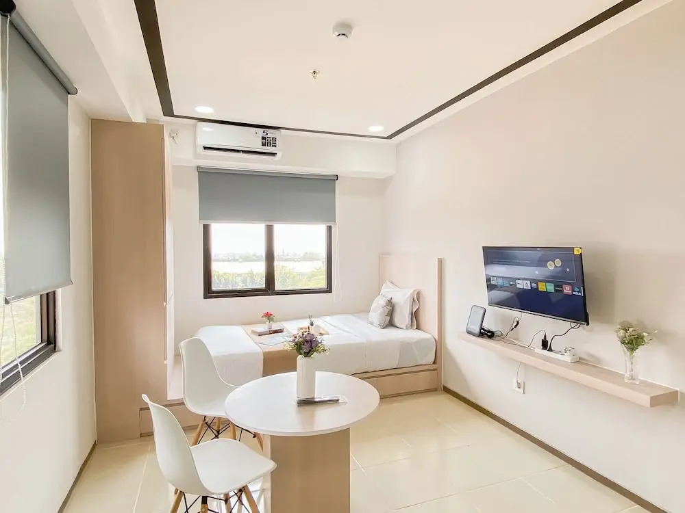 White Accent Studio At Apartment Meikarta Near Paramadina University