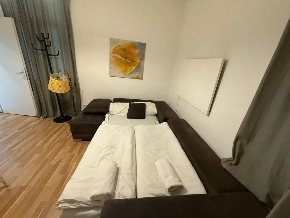 1BR Plus LR Apt Top Vienna Location