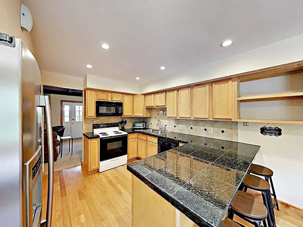 New Listing! Vail Valley Escape, Shuttle To Slopes 3 Bedroom Townhouse