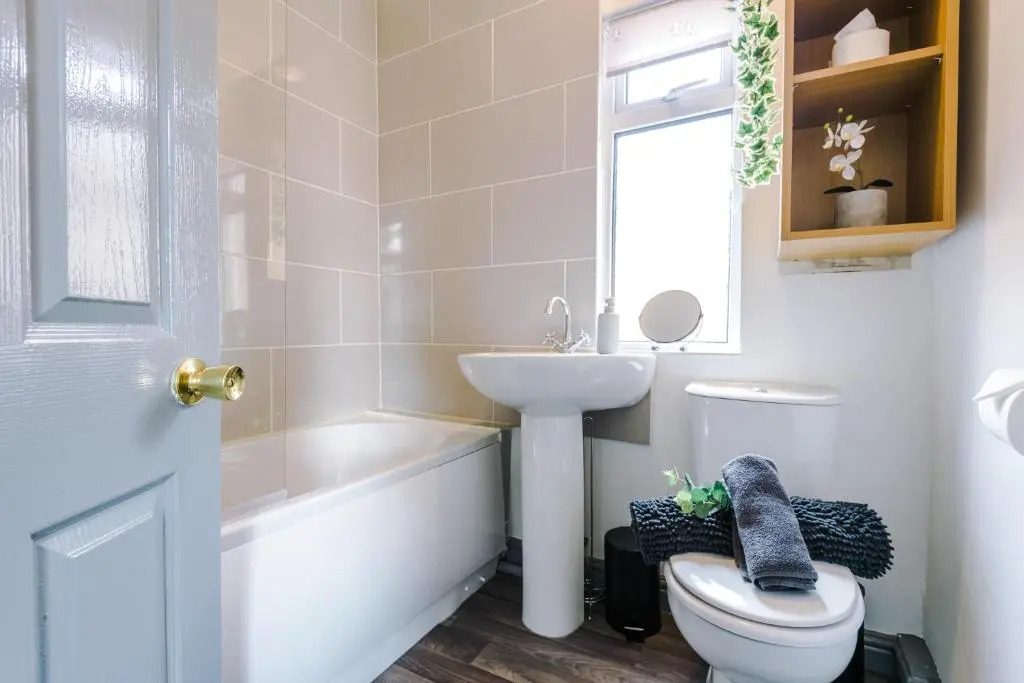 Spacious 4-Bed House in Crewe by 53 Degrees Property, Long-term discounts, Ideal for Contractors
