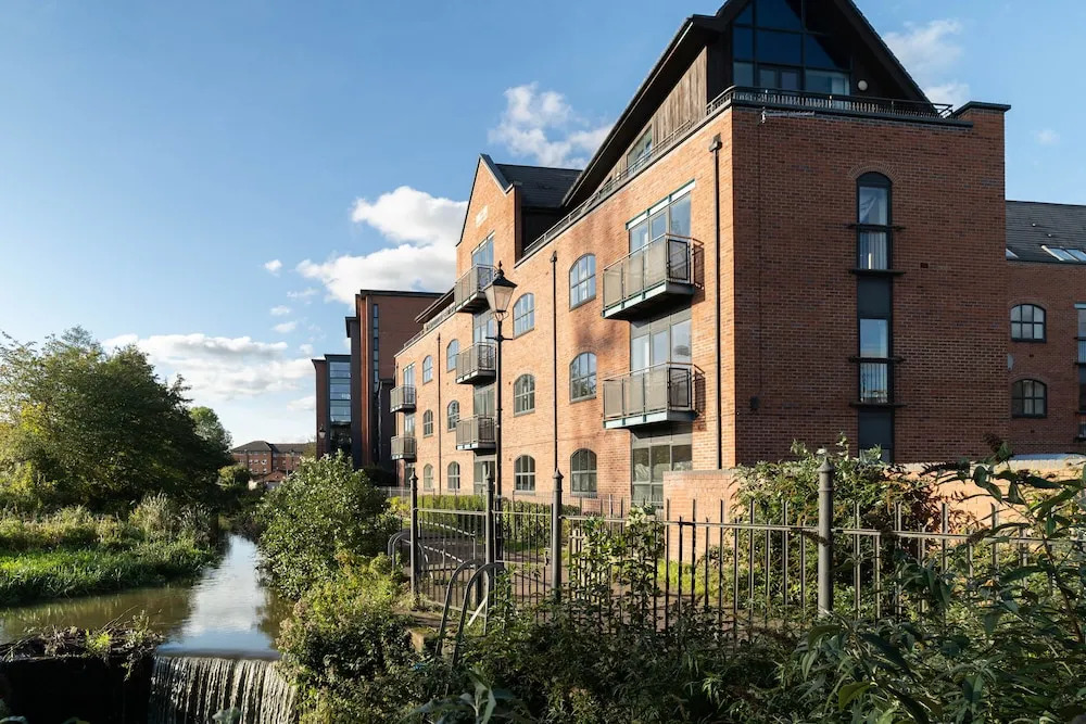 Cotels The Millhouse Corporate Apartments - PRIVATE APARTMENT BUILDINGS - GATED ENTRANCE - PARKING - WORK DESK