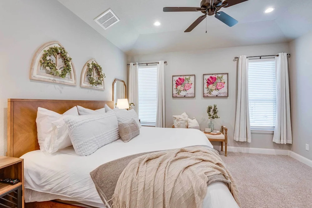 Lakefront Granbury Retreat w/ Patio & Fire Pit