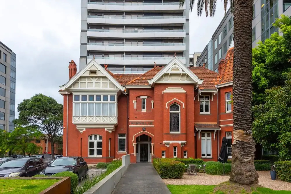 Well Located 1bed Unit in Near Albert Park w/ Gym!
