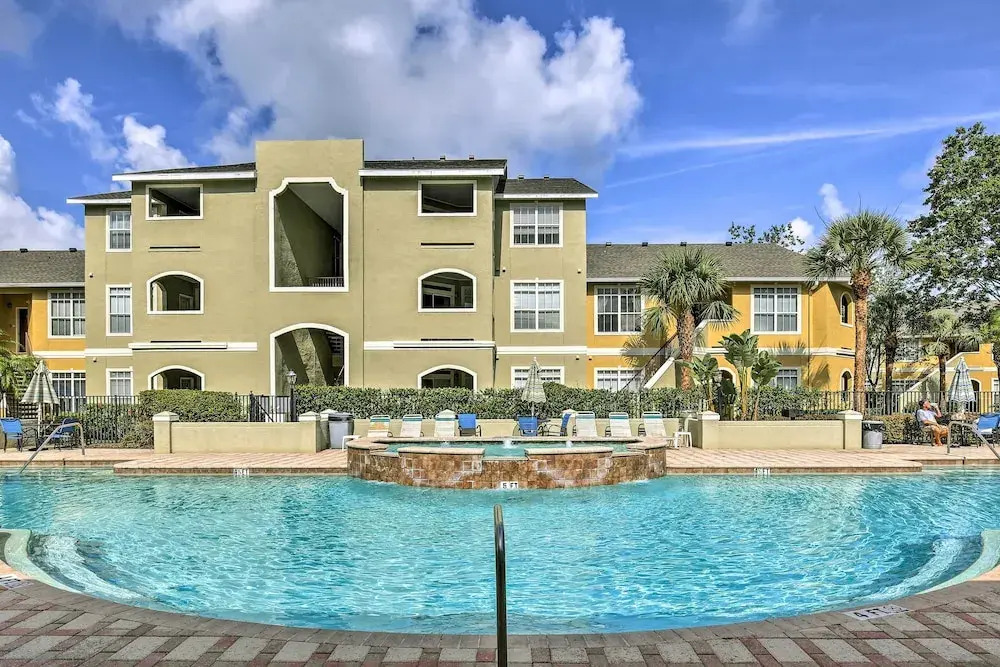 4 Mi to Clearwater Beach: Apt w/ Community Pool!