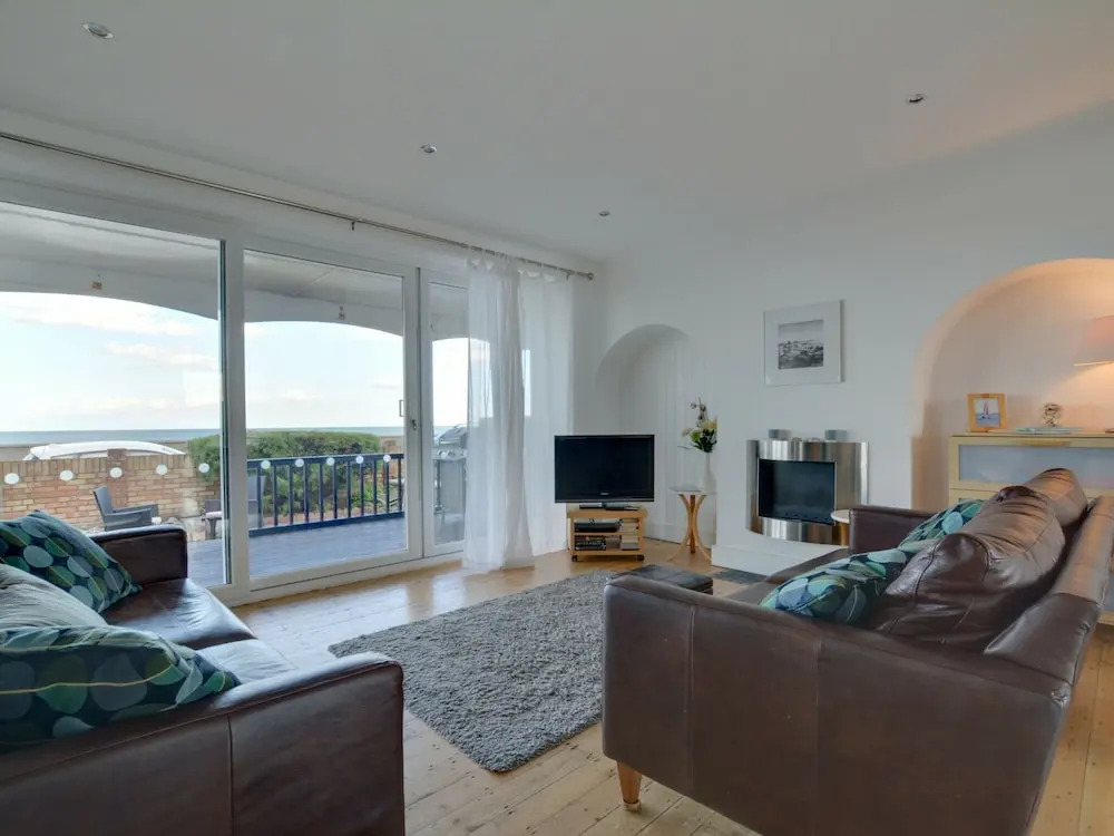Seaside Holiday Home in Deal near Hiking, Nightlife, & Squash Club