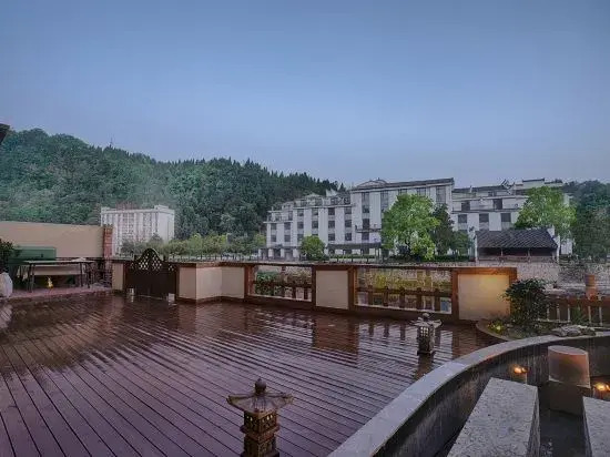 Sansheng Sanshi 180° River View Courtyard (Yunqiao, Fenghuang Ancient Town)