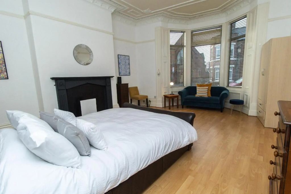 Find "DWELLCOME HOME Ltd" site for 10oo10 assurance from past guests - Huge 4 Bedroom Townhouse with 7 beds, 3 kings, 1 double, 2 singles, double sofa bed 100 Mbps broadband, free parking, Miles better than a hotel