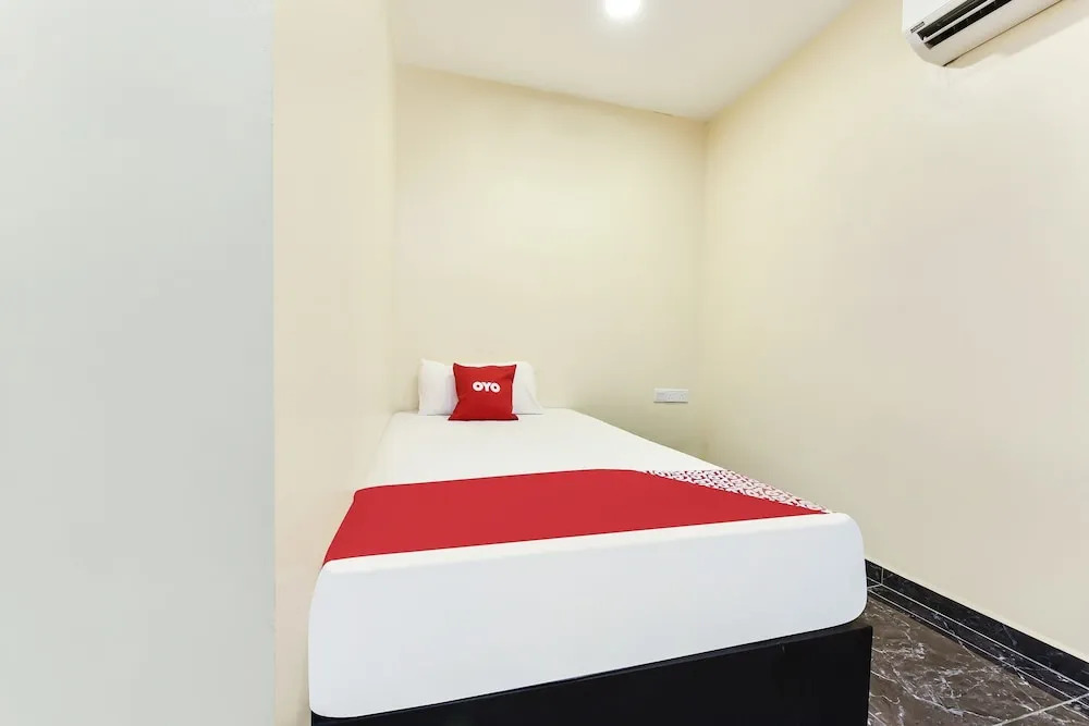 OYO 90445 Th Hotel