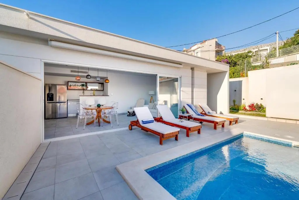 Seaview Villa MaToLi with heated 50sqm pool and 4 bedrooms, close to Split