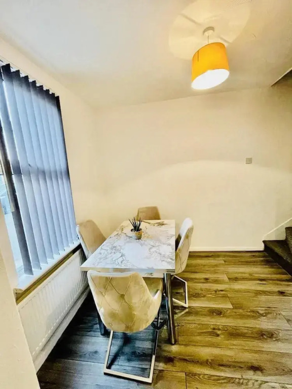 2 Bedroom House in Liverpool With Free Parking