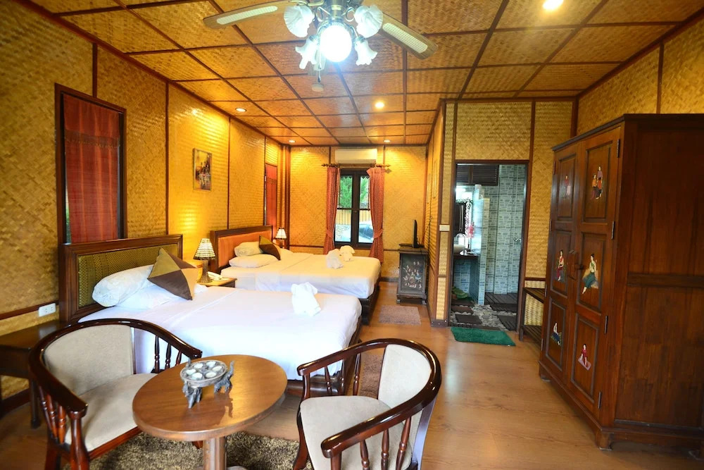 Viang Yonok Hotel, Restaurant, Sports Club