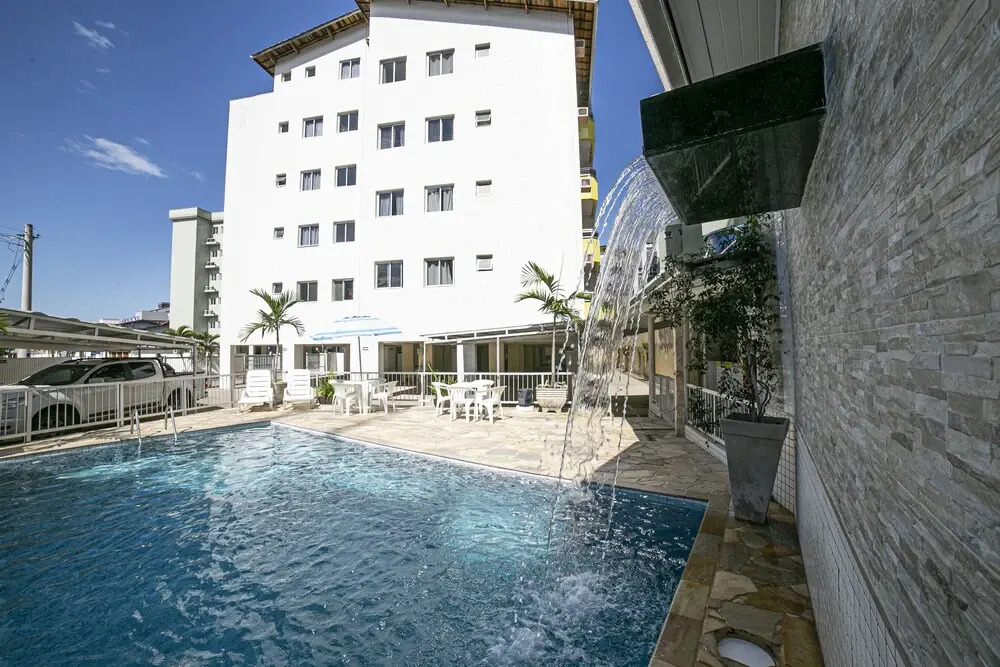 Apto 22E ar condicionado e ventilador, 2 quartos, churrasqueira, elevador e piscina