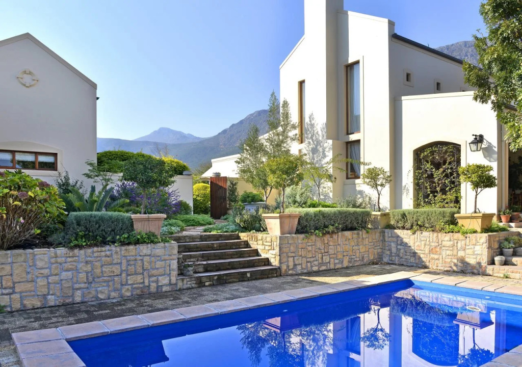 Petit Plaisir is a Romantic Self-catering Cottage on the Side of the Village no1
