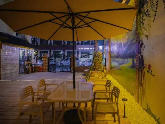 Toon tree courtyard