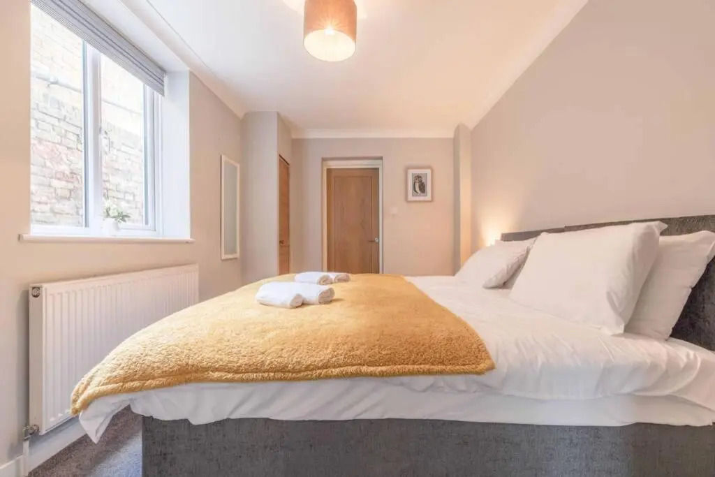 Stylish Apartment 5 Min Walk To Castle & Parking!