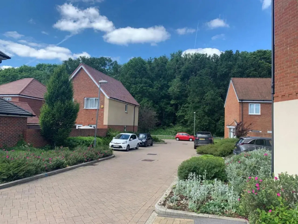 Bracknell Stylish 2 Bedroom Top Floor Apartment