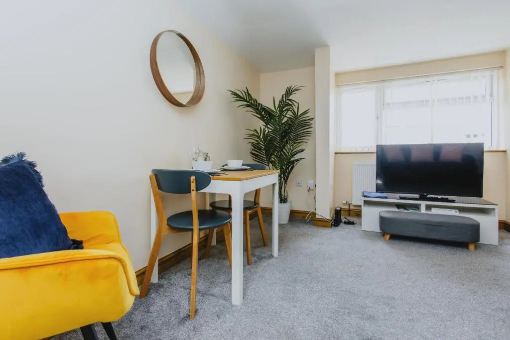 Spacious 2nd Floor Apartment - King Size Bed & Free Parking