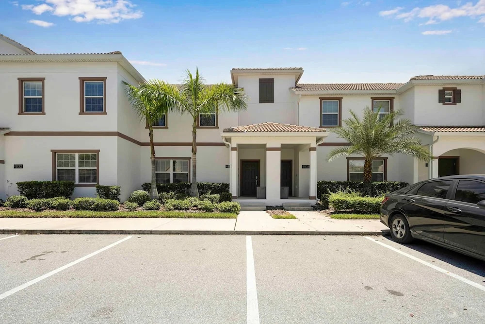 Stylish 4BR Pool Townhome Storey Lake