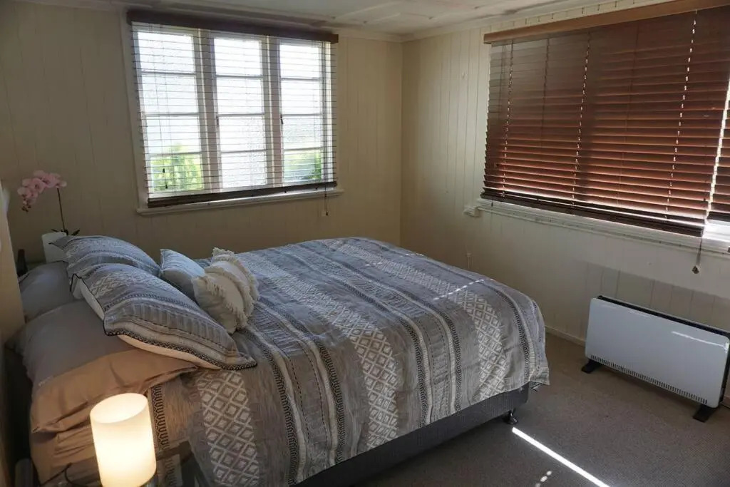 Harris House-2 bedroom unit with INDOOR FIREPLACE Holiday home Stanthorpe