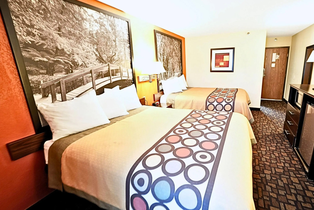 Super 8 by Wyndham Clive IA