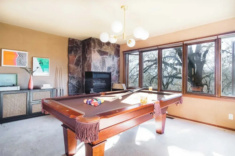 3.5-acre 5bdr Rereat w/ Views, Pool + Hot Tub, Fire Pit Gable by Avantstay