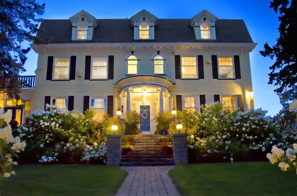 A G Thomson House Duluth Bed and Breakfast