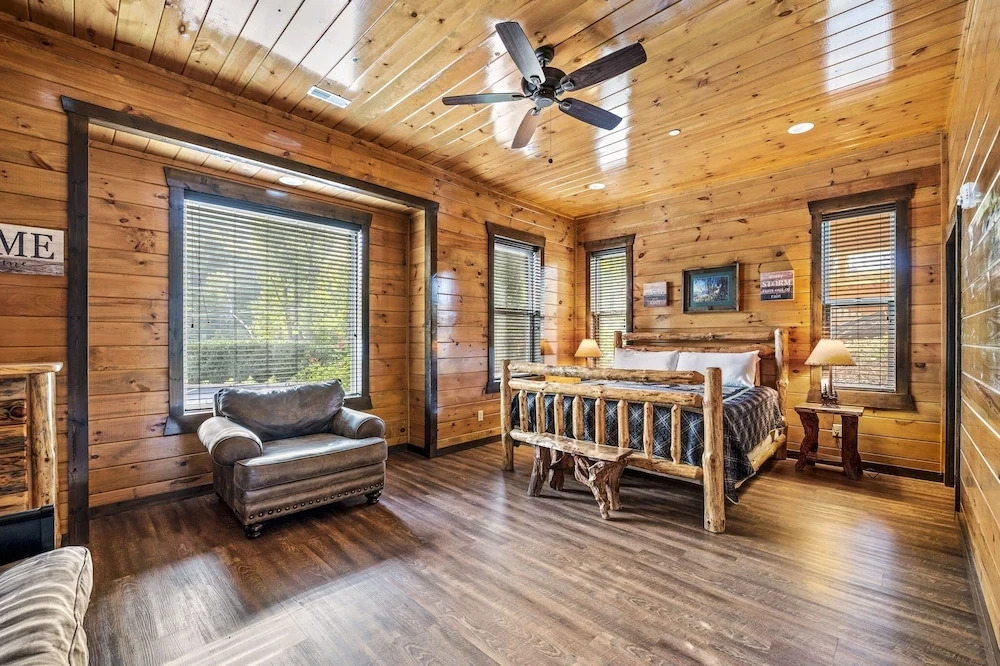 The Big Oak Lodge 16 Bedroom Home by Redawning