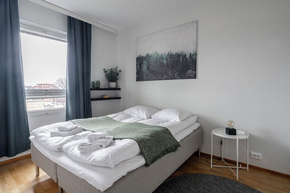 Modern 1BR Apt with Sauna, Balcony & Free Parking