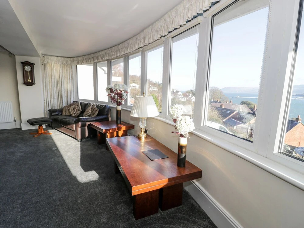 11 Glyn Garth Mews