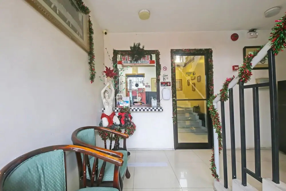 OYO 896 Silverio Suites