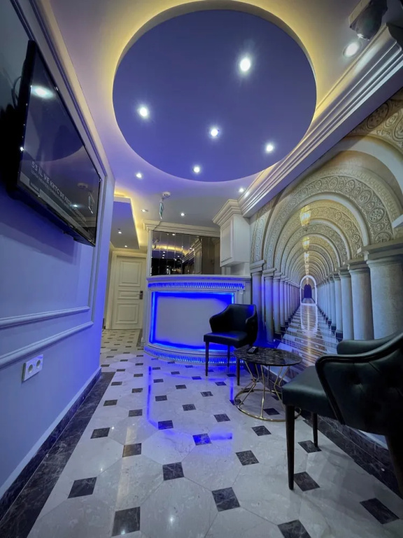 Отель Crowned Hotel