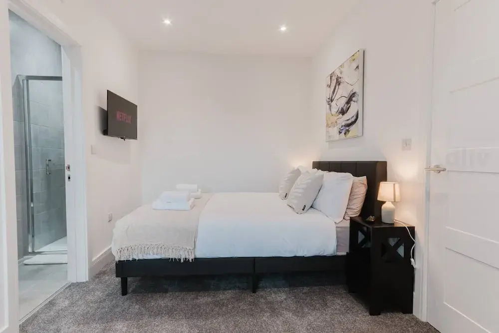 Luxury Seaside Home Parking Sleeps 8 by Adliv