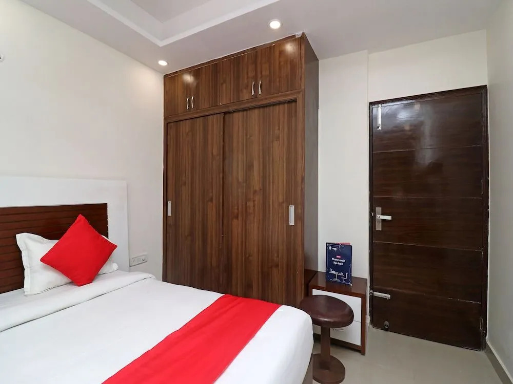 OYO 26170 Hotel Manzana