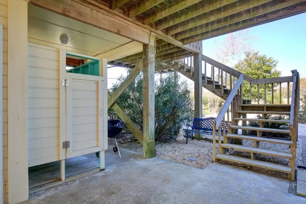 Toadally Relaxin' 2 Bedroom Home by RedAwning