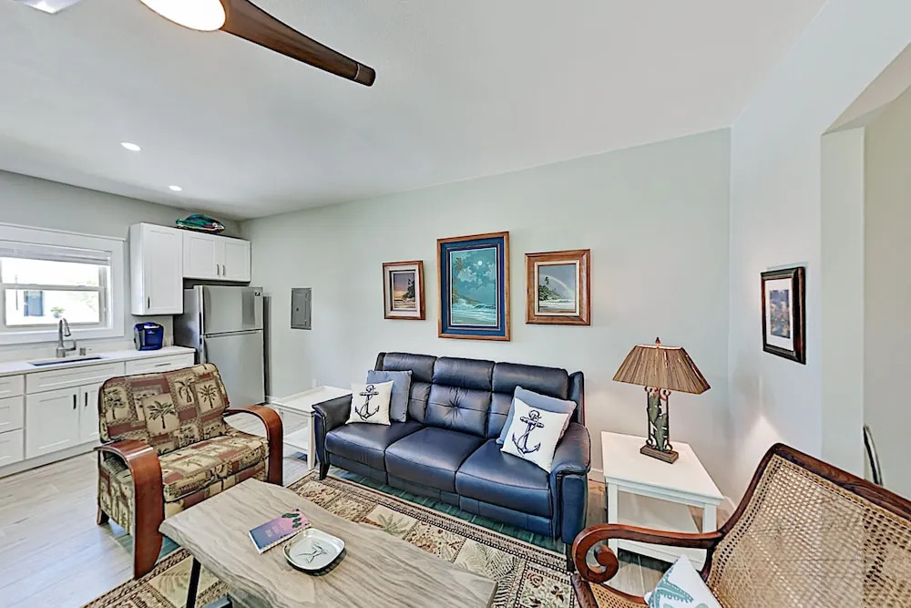 Walk To Beach! Modern Getaway With New Full Kitchen - 2 Bedroom Apts